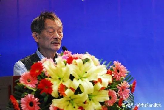 上课布鞋、二郎腿被称当代“扫地僧”的人是谁？