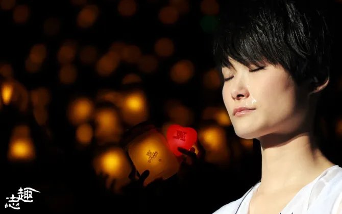 一个微笑一个你的歌词