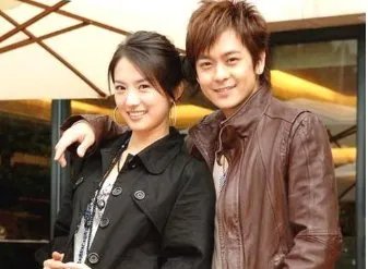 韩女星刘荷娜躺在公公腿上惹争议，是网友管的太宽？还是行为确实不端？