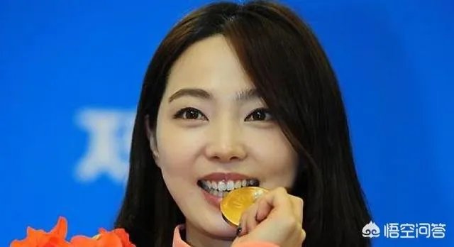 有些运动员喜欢咬金牌，这是为什么？