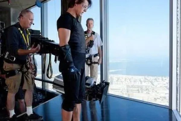 《碟中谍4》汤姆克鲁斯是如何爬迪拜塔的？有何保护措施？