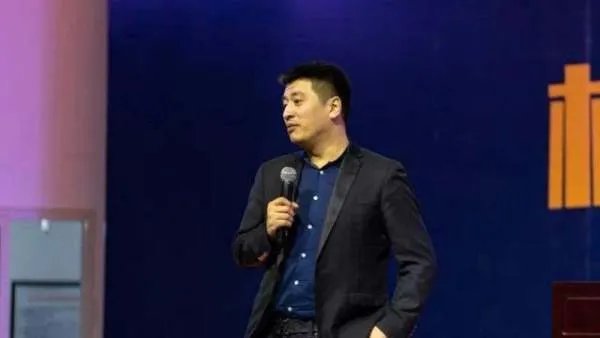 红极一时的张雪峰，因发言不当公开道歉，现在过得怎么样？