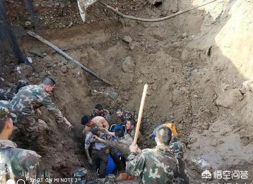 两名工人被垮塌泥土掩埋，50多名武警徒手挖人，你怎么看？
