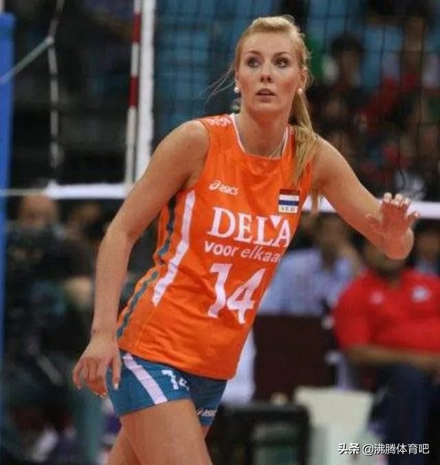 在和中国女排的比赛中，14号荷兰美女球员总被教练单独训话，她是谁？有什么来头吗？
