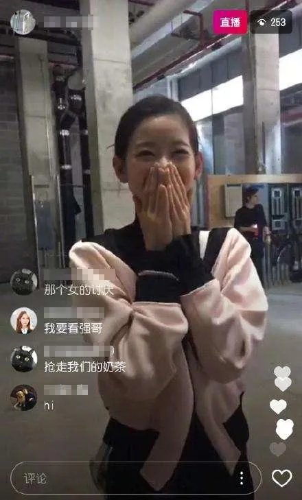 章泽天和奚梦瑶苏芒等人一起聚餐的照片中谁最气质出众？