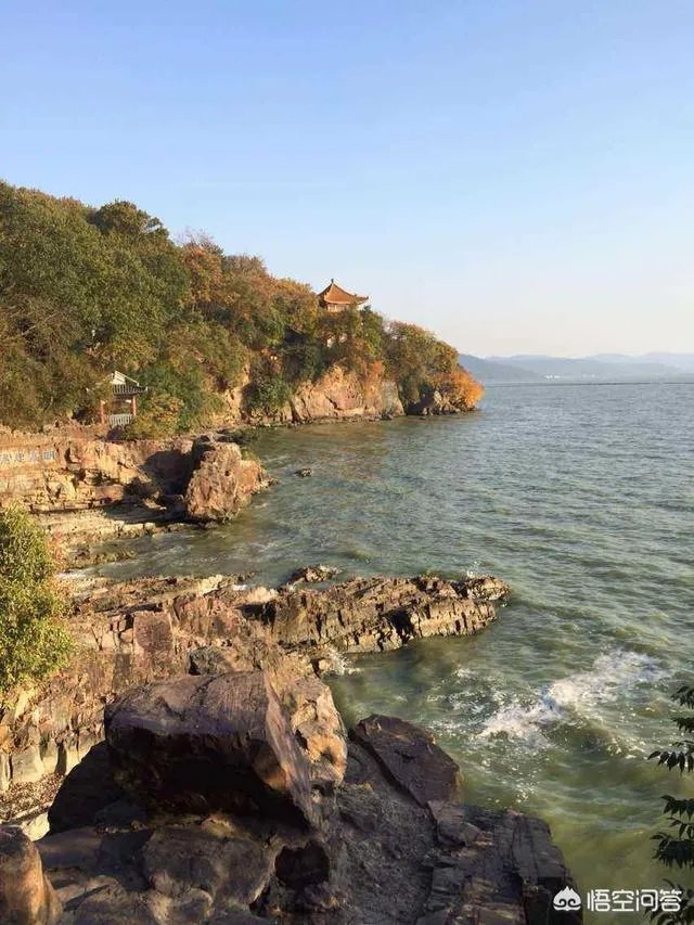 无锡、苏州两地的方言区别很大，但无锡的《太湖美》和《无锡景》用苏州话唱，为什么？