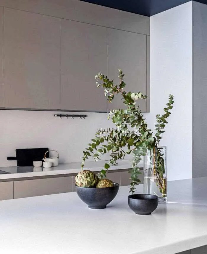 深红色打造的公寓翻新设计，效果令人惊叹！