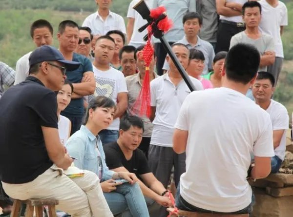 草帽姐卖惨被批炒作，嫁初恋的王二妮如今咋样？