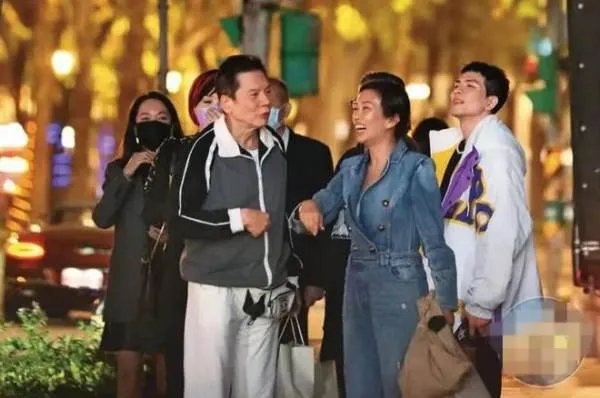 向太携儿子儿媳与友人聚餐，为何郭碧婷表情一脸冷淡？