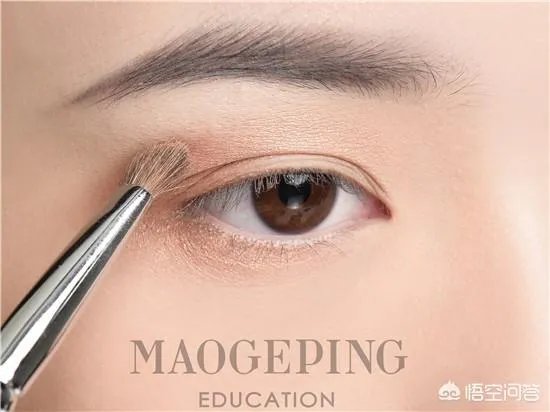 学习化烟熏妆的步骤，清纯优雅的烟熏妆？