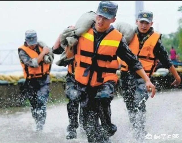 两名工人被垮塌泥土掩埋，50多名武警徒手挖人，你怎么看？