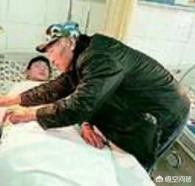 济南小伙跳湖救人受伤住院，被救老人为感恩照料受伤小伙，你怎么看？