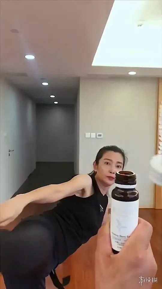 女星李冰冰”踢瓶盖“挑战成功 动作实在太帅了！