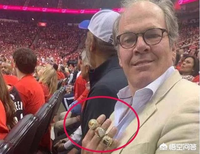 骚操作！勇士老板在赛后晒冠军戒指内涵火箭，球迷吐槽指责其没气度，对此你怎么看？