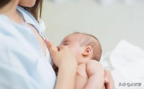 哺乳期妈妈涨奶挤奶的时候宝宝都很快就醒来是怎么回事