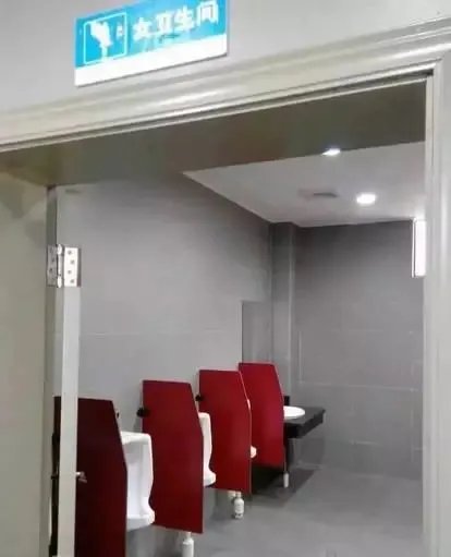 高校女厕现小便池：男女要公用厕所吗具体详细情况揭开