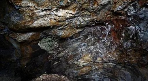 男女发现山洞闪金光进一看兴奋极了（图）