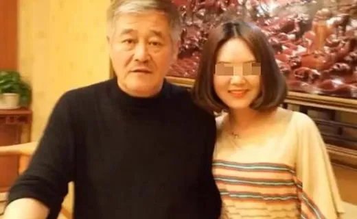 赵本山遭粉丝强抱详情过程：猝不及防（动态画面）