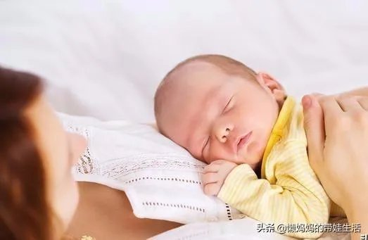 哺乳期妈妈涨奶挤奶的时候宝宝都很快就醒来是怎么回事