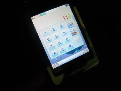 没充电器这样做竟然也能给手机充电（图）