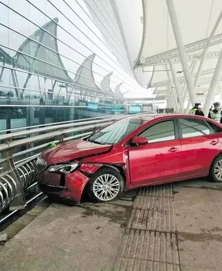 女司机将油门当刹车撞死人被拘是怎么回事？