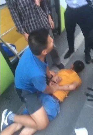 男子为什么在公交车上持刀滋事?