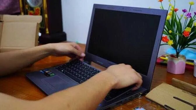 联想y430拆机教程（笔记本电脑拆卸更换固态硬盘）