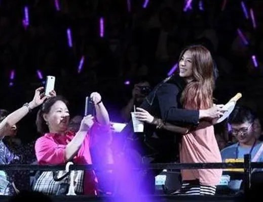 hebe林俊杰颁奖现场照片曝光 揭秘两人之间的关系