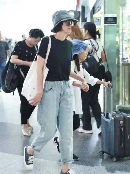 袁泉夏雨穿情侣装现身，女儿身高到妈妈肩膀，一家三口怎么那么接地气呢?