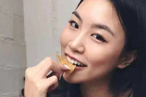 高以翔女友晒合照悼念，她为何时隔这么久依旧没有放下？