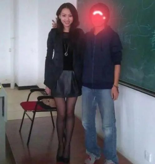 学生偷拍女老师黑丝照 性感穿着让屌丝坐立不安