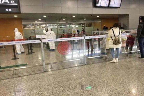 华人回国机票18万,一张瞬间被抢光,欧洲华人如今回国到底有多困难?