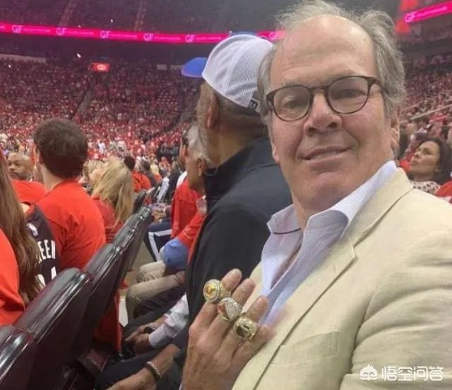 骚操作！勇士老板在赛后晒冠军戒指内涵火箭，球迷吐槽指责其没气度，对此你怎么看？