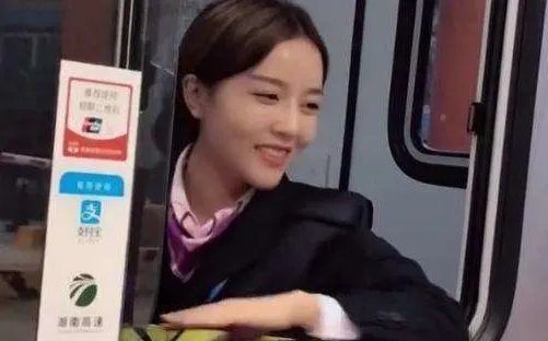 高速收费员被质疑假笑，收费员在工作中为什么要笑？