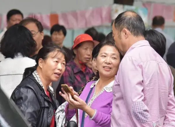 女子相亲带23个亲戚蹭饭消费近两万！这是相亲，还是吃席？