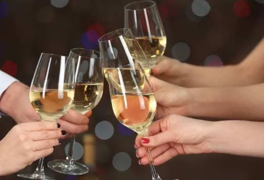 如何看待男子酒后睡路边被盗刷12万这件事？