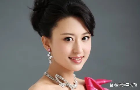 央视张蕾豪车内录视频,状态不错,你喜欢她吗?