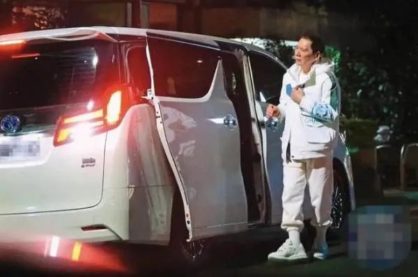 向太携儿子儿媳与友人聚餐，为何郭碧婷表情一脸冷淡？