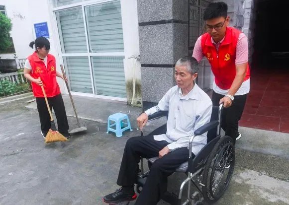 景点让残疾人展示残疾部位