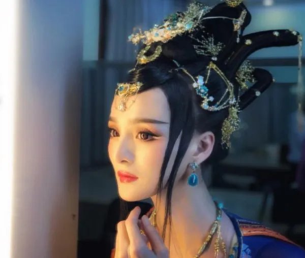 春晚王琪演唱托托可海牧羊人伴舞是谁