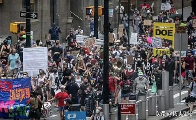 美国大学37000人确诊新冠肺炎，谁来承担责任？