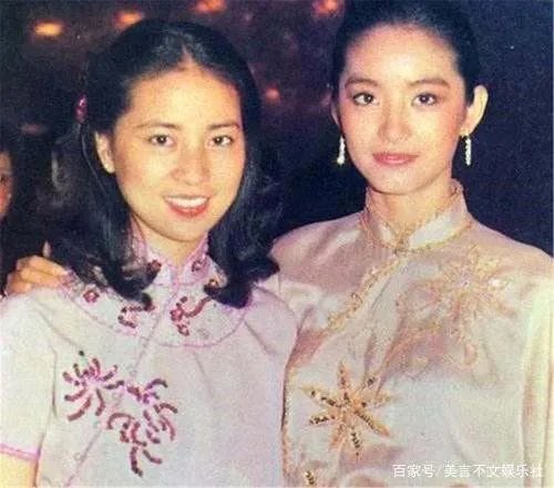 林凤娇深爱成龙这么多年,背后为何全是泪水?