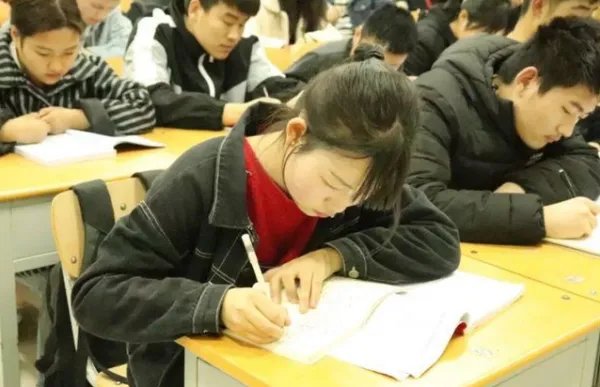 教育部称不得按考试结果给学生分班排座，如今学生们的现状是怎样的？