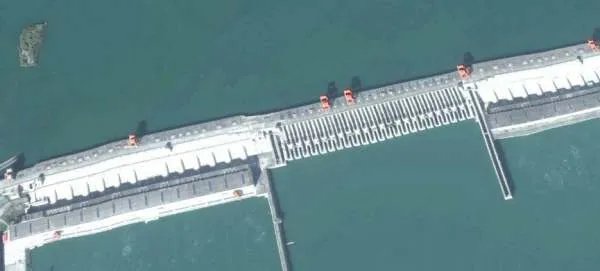 三峡大坝的结构是什么为何可抵御特大洪水？