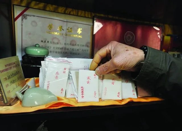 怎样看待“仇庆年为了不让传统颜料失传，把矿石磨成颜料，五十年诚心守护”这件事？