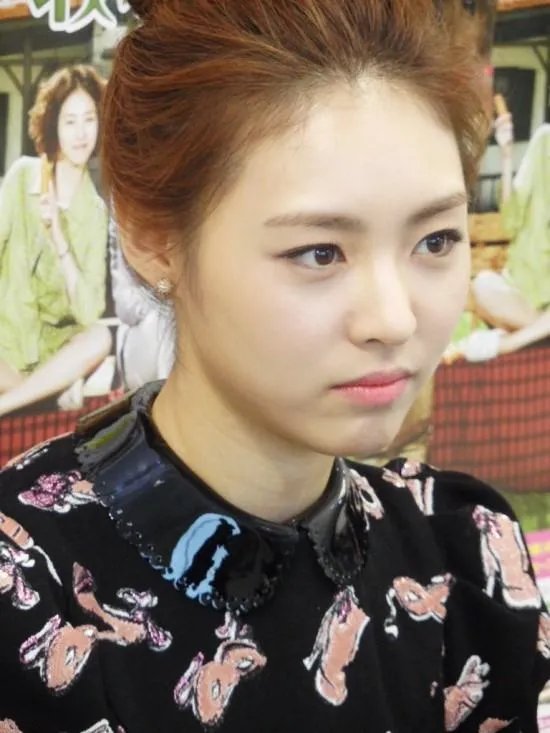 为什么有人觉得李妍熙和申世京很像啊，我觉得一点都不像，明显申世京辨识度更高，更漂亮啊