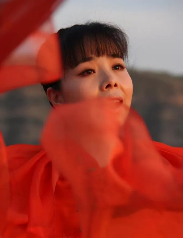 草帽姐卖惨被批炒作，嫁初恋的王二妮如今咋样？