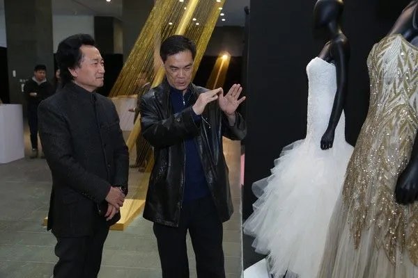 受人追捧的高级定制礼服，和裁缝店的手艺有何本质上的区别？