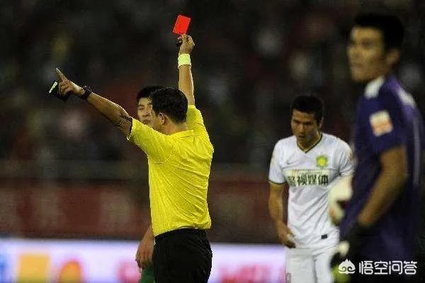 中超联赛裁判一年的年薪有多少钱呢？他们是如何选拔的？