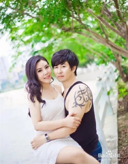 超女纪敏佳结婚了，太着急结婚照没修就发出来了